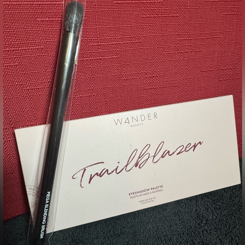 Wander Beauty Trailblazer Eyeshadow Palette and Wingme mega blending brush